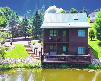 Cubby's Cove at Water's Edge Cabins - Millersburg - Building