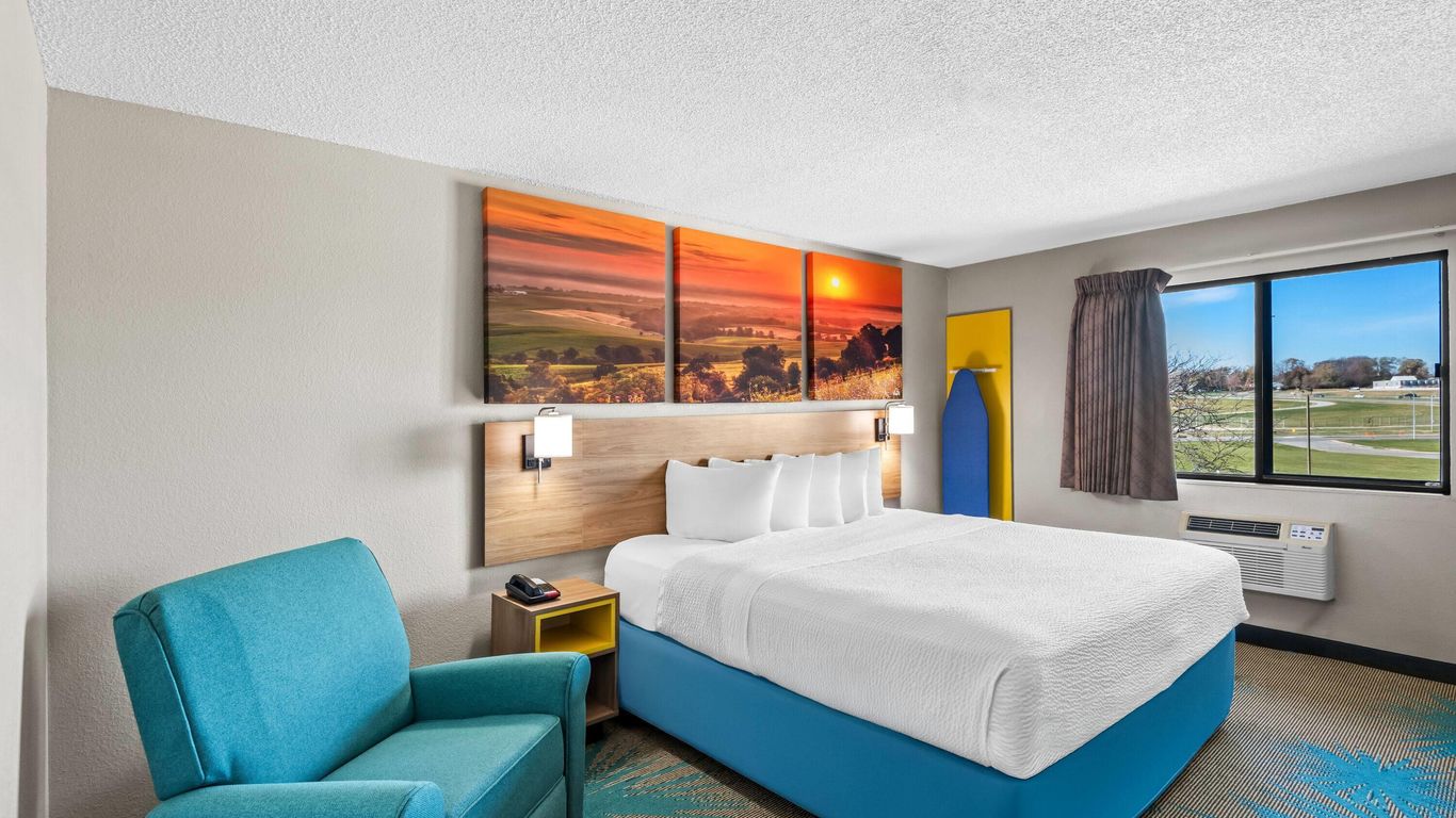 Days Inn & Suites by Wyndham Des Moines Airport