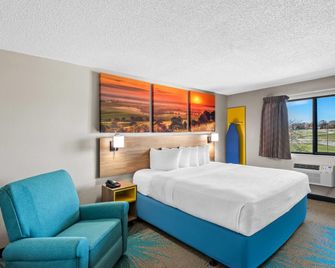 Days Inn & Suites by Wyndham Des Moines Airport - Des Moines - Soveværelse