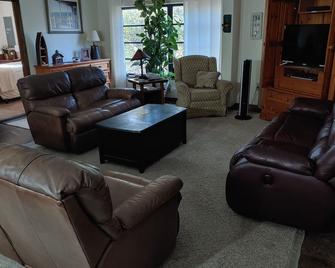 Suwannee River Cabin - 24 Private Wooded Acres- 500' Waterfront-Dock-Dogs Atv Ok - Branford - Living room