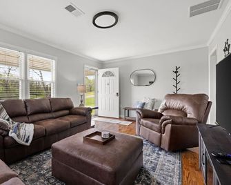 Renovated Private Cottage w/Hot Tub! Covington, TN - Covington - Huiskamer