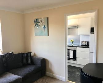 Eaton Ford Green Apartment - St. Neots - Wohnzimmer