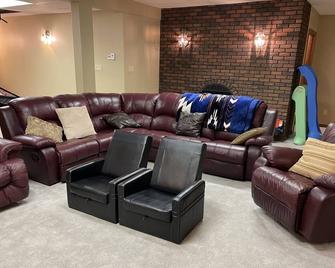 Large family or group vacation lake home with dock and boats 35 minutes from WEM - Sherwood Park - Lounge