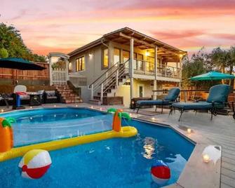 Majestic 5BR Villa with Guesthouse, Pool & Spa - Poway