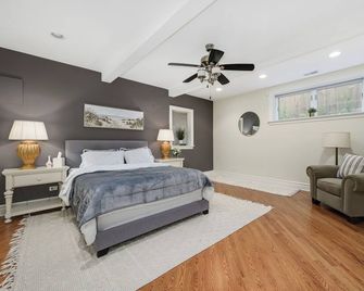 Cozy Home in the heart of Chicago W/Private Backyard & Games Room-Free parking. - Chicago - Habitación
