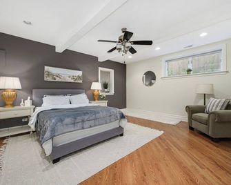 Cozy Home in the heart of Chicago W/Private Backyard & Games Room-Free parking. - שיקאגו - חדר שינה