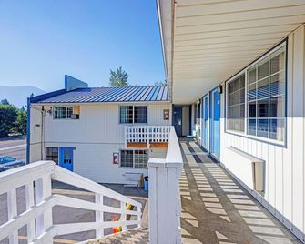 Capital O Stevenson Inn Riverside - Stevenson - Balcón