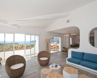 ريزيدنس مارينا دي سانتا جوليا - بورتو-فيكيو - غرفة معيشة