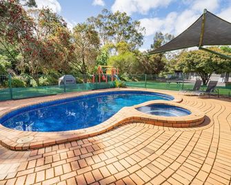 Castle Motel - Castlemaine - Zwembad