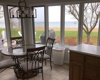 Large Unique & Artistic Lake Michigan Beach House / Awesome Game Room - Oostburg - Comedor
