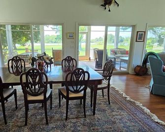 Goose landing Waterfront Delight! Lee Creek Farm is a vacation oasis! - Cambridge - Eetruimte