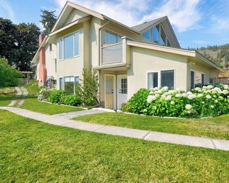 Private 4-bedroom Suite For The Delight Of Children And Adults Alike - Summerland - Building