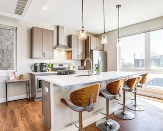 Walk to Mile High Stadium Modern Denver Townhome - Denver - Cocina