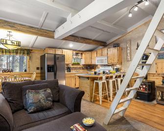 Discounted Rates Kabino: Dogs Ok Fire Pit Fireplace Loft W/ Low Ceiling High Chair Wifi - Island Park - Küche