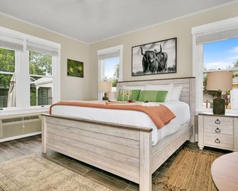 Main Street Retreat Vicars Room | King Bed |Shared Pool/Hot Tub Access - Fredericksburg - Habitación