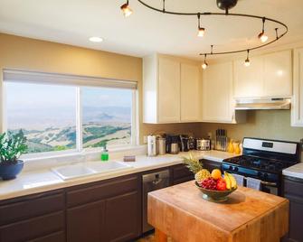 Mountain Top Getaway, Best View In Slo! - Whole House - San Luis Obispo - Cocina