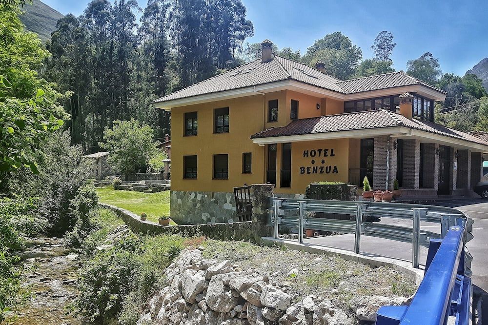 Hotel Benzua - יאנס - בניין