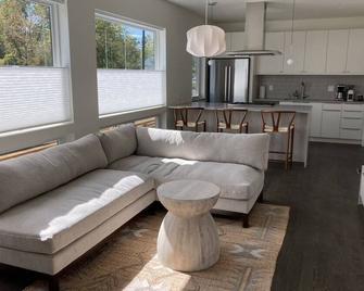 Right Downtown - brand new, elegant home - Bozeman - Living room