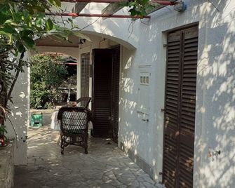 Apartments Rudi - One Bedroom Apartmen with Terrace and Sea View - Klenovica - Innenhof