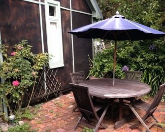 Studio set in beautiful english cottage gardens - Greytown - Innenhof