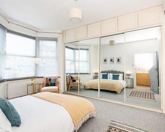 Ground Floor En-Suite Room with a Private Kitchen and Parking in a 5-Bedroom House at Hanwell - Southall - Bedroom