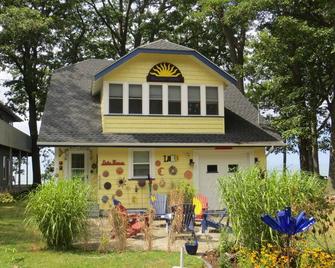 Lake Erie Waterfront with sunset views !!! - Fredonia - Edificio