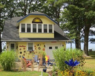 Lake Erie Waterfront with sunset views !!! - Fredonia - Edificio
