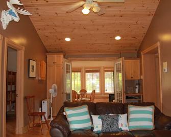 Ipperwash Bliss: Gated, Hear the wave, Sleep 7 - Lambton Shores - Living room