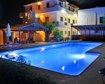 Eleonora Boutique Hotel is situated 1 km from Anissaras city centre - Anissaras - Pool