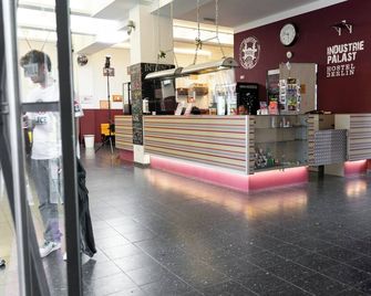Industriepalast Hostel Berlin - Berlin - Front desk