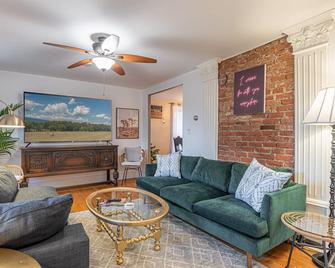Adorable Kingston Cottage in the Heart of the Roundout Historic Area Downtown. - Kingston - Living room