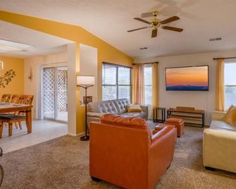 \'Perfect Stays for Traveling Nurses & Pros!\' Mountain Views Await! - Rio Rancho - Living room