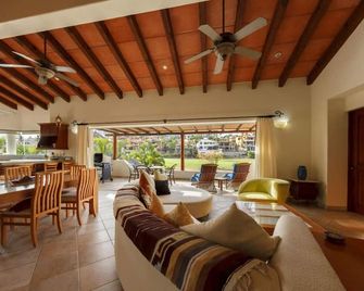 Luxurious Golf Villa In Hotel Zone- Walk To Beach/Downtown/Resorts - San José del Cabo - Sala de estar