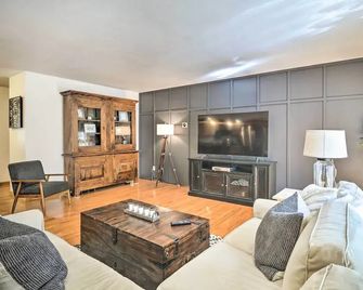 Upscale Family Cottage Less Than 1 Mi to Higgins Lake - Roscommon - Living room