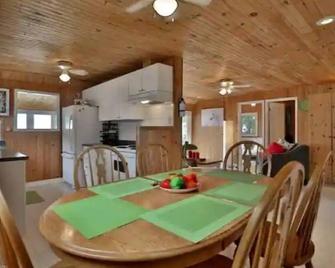 Peaceful retreat on the Shores of Lake Erie - Dunnville - Dining room