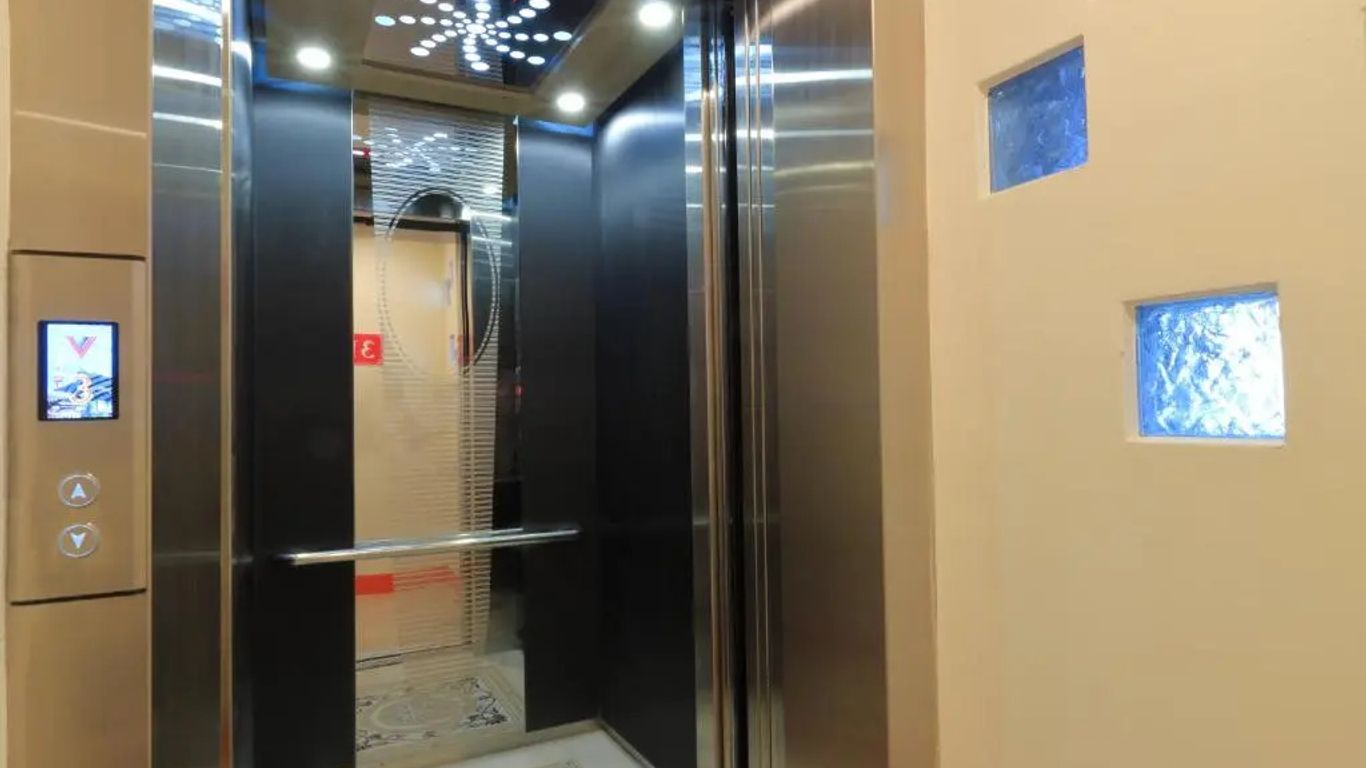 艾米爾站前電梯時尚民宿附停車場-花蓮火車站電梯民宿