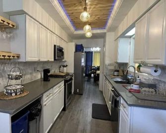Fully Furnished1-Level Home in a Quiet Neighborhood, near Randolph AFB. - Universal City - Cocina