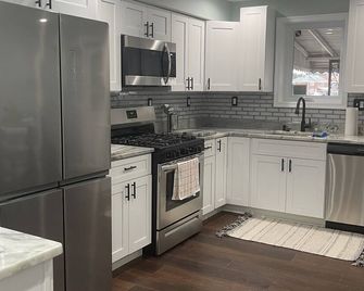 B’more Restful. Comfortable Townhome -Easy access to everywhere - Dundalk - Kitchen