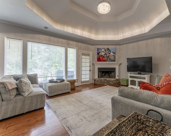 Escape to Nature's Serenity: Cozy Lake Lanier House with Remote Office - Dawsonville - Obývací pokoj