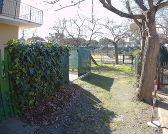Comfortable apartment with garden 1km from the sea. - Marina di Castagneto - Vista esterna
