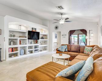 3 Mi to Golfing Peoria Home with Pool and Yard - Peoria - Living room
