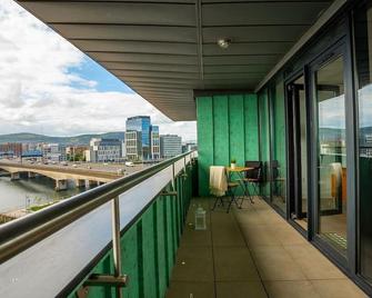 3 Bdr City Centre Penthouse By Belfast City Breaks - Belfast - Balcony