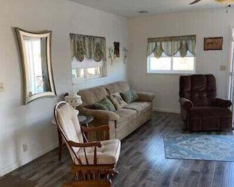 We are located just south of Thermopolis on the Big Horn river - Thermopolis - Living room