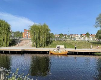 2 Bed House Sleeps 4 with Garden & Free Parking - Ronneby - Außenansicht