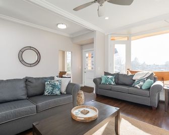 2021 Reno! Sleep 16. The 1854 Telegraph Co. House Open to Public for First Time! - York Harbor - Living room