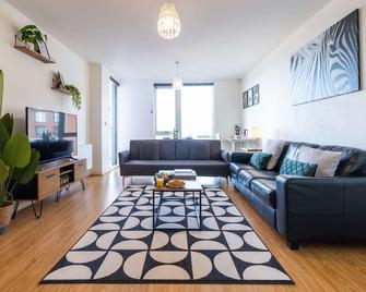 Modern, stylish city centre apartment near train station - Milton Keynes - Living room