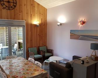 Comfortable new house lake, beaches and amenities ideal for families - Hourtin - Wohnzimmer