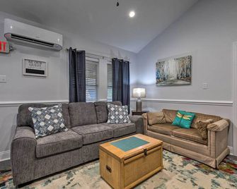Downtown Ocean Springs Retreat 1 Mi to Beach! - Ocean Springs - Living room