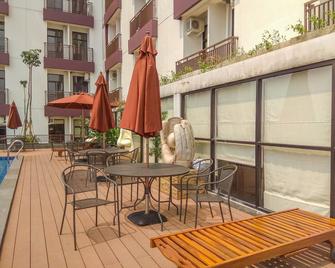 Simply and Cozy Studio at Dave Apartment - Depok - Patio