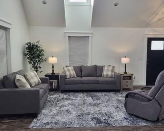 Charming 3-bedroom house with WiFi, AC near welcoming Clare - Clare - Living room